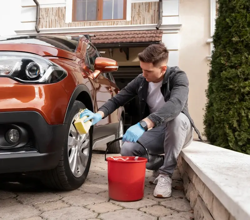 Lavage auto à domicile Laroquevieille : professionnel intervenant sur un véhicule